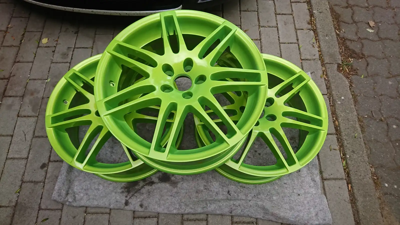 Grün beschichtete Felgen als Anwendungsbeispiel aus dem MOTEC-Shop