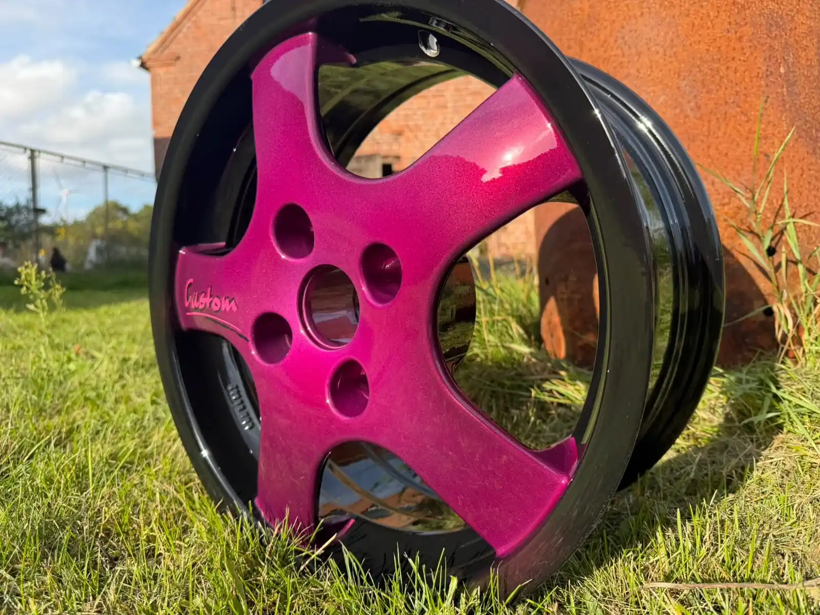 Pink und schwarz beschichtete Felge von MOTEC