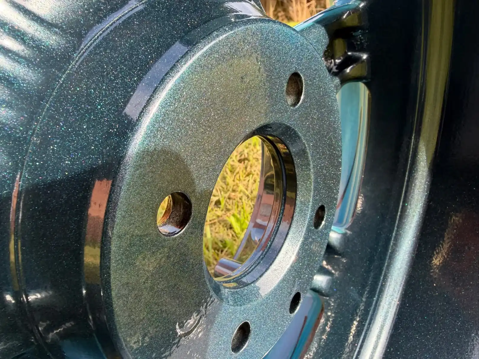 Metallic-Beschichtung mit Glitzereffekt in Nahaufnahme