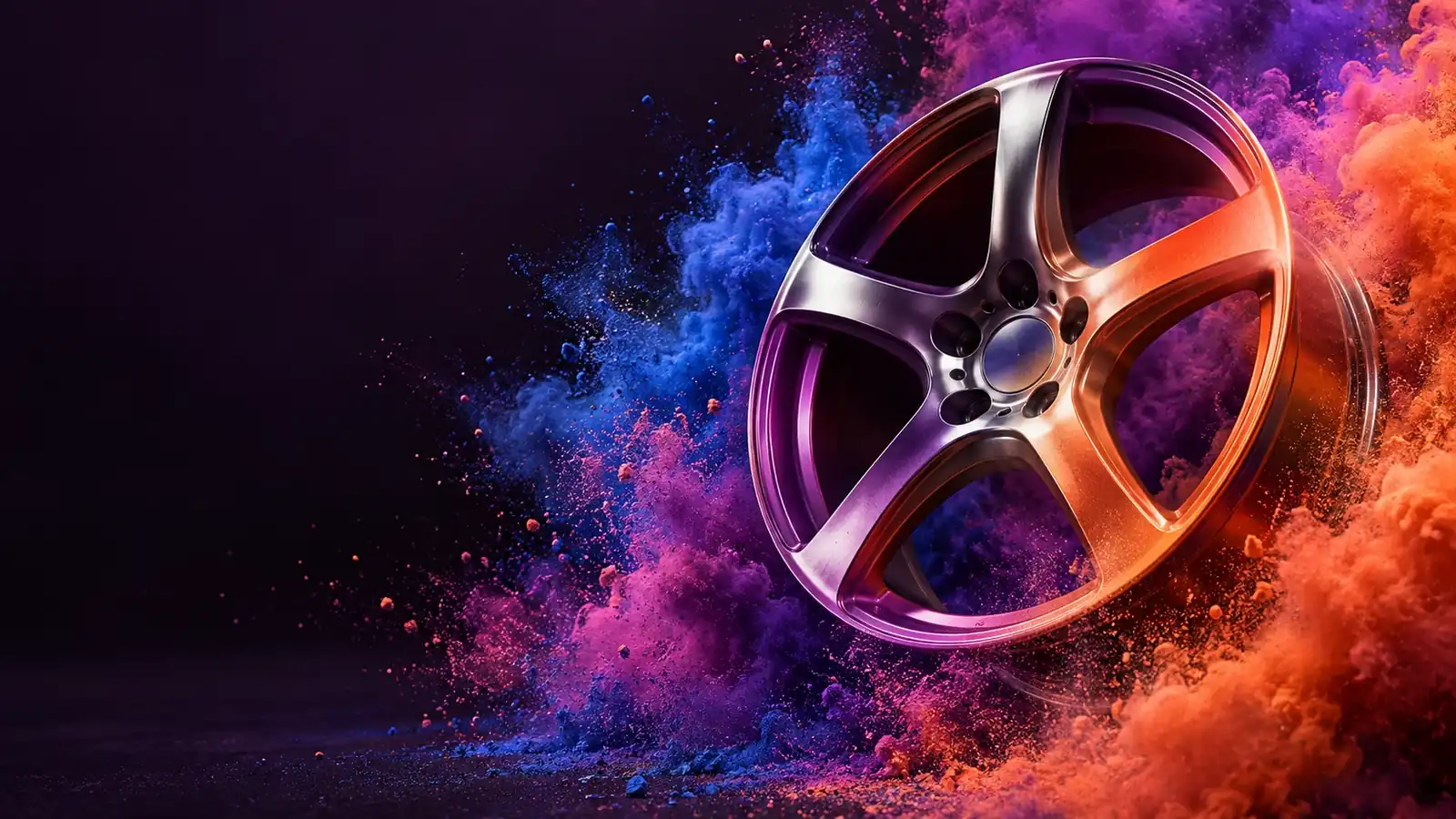 Metallische Felge in einem Wirbel aus violetten und orangefarbenen Pigmenten (KI-Beispielbild)